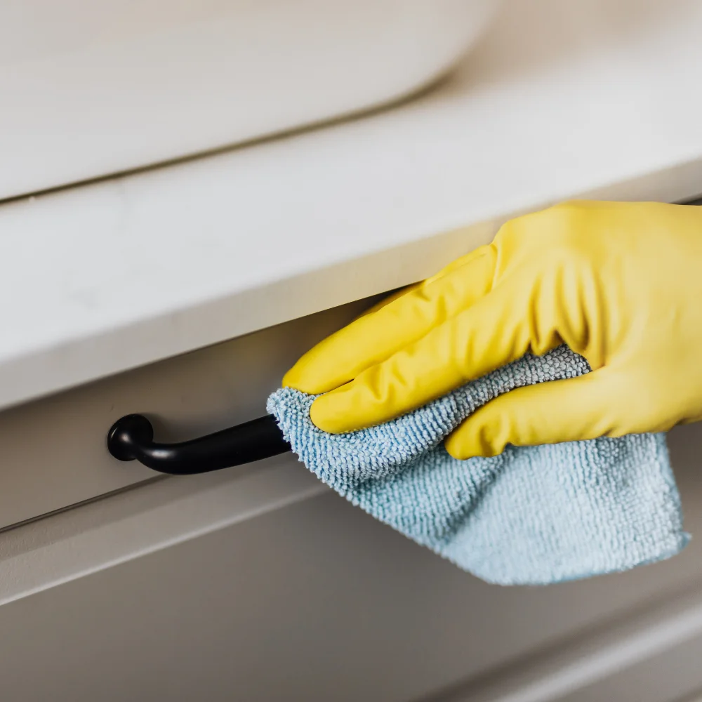 Gründliche Reinigung von Schubladen und Oberflächen im Badezimmer für ein sauberes Zuhause.