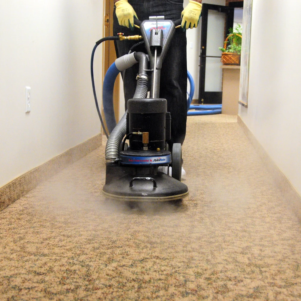 Professionelle Bodenreinigung mit Reinigungsmaschine in Bürogebäude.