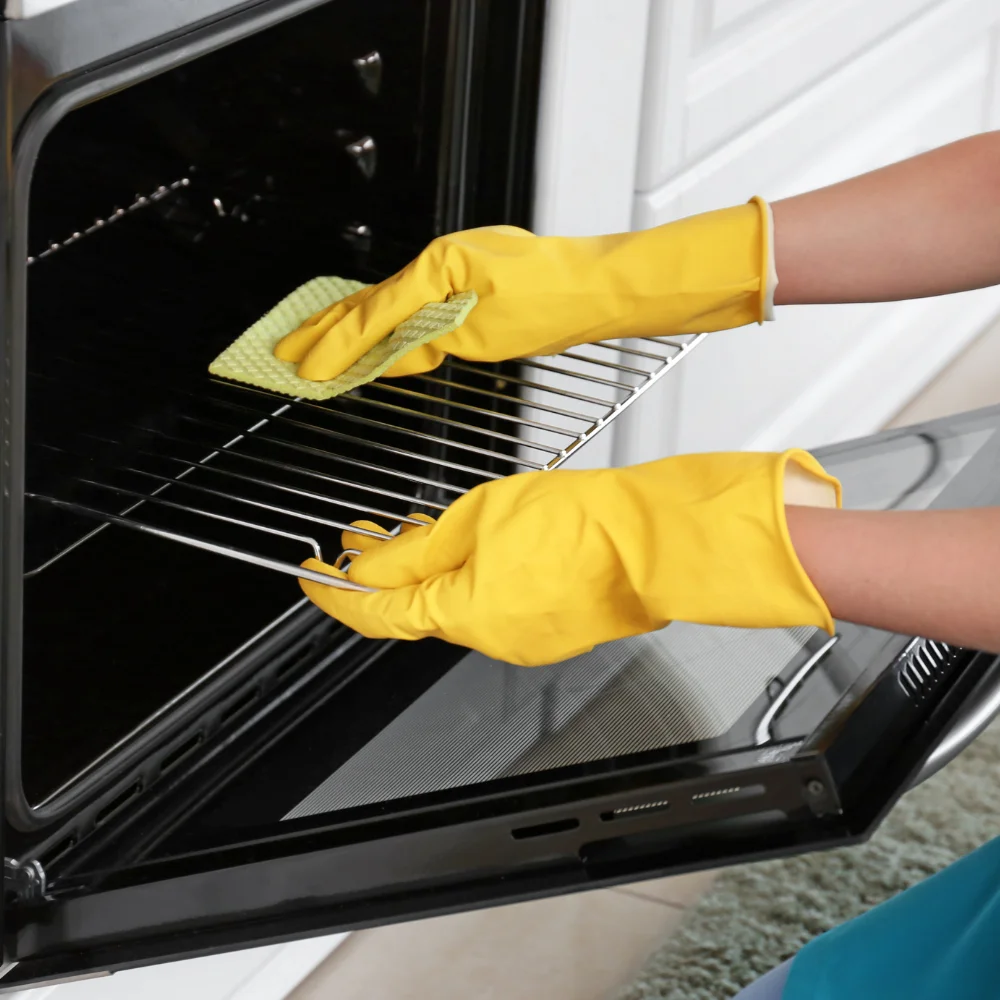 Professionelle Ofenreinigung beim Umzug für garantierte Abnahmesicherheit.