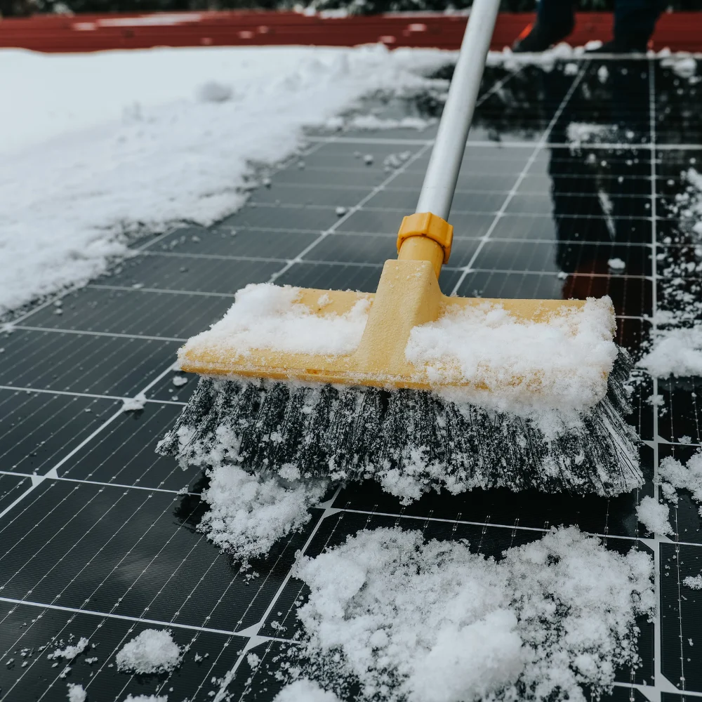 Professionelle Solarreinigung im Winter und Herbst für optimale Energiegewinnung.