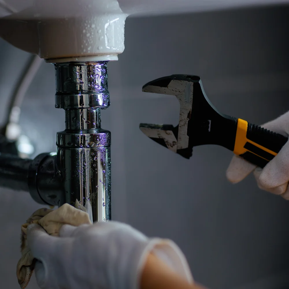 Reparatur von verstopftem Abfluss in der Hauswartung.