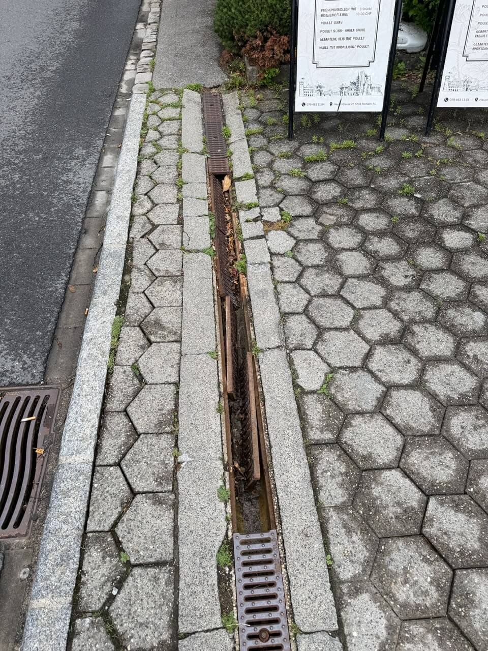 Kaputte Parkrinne reparieren und Parkplatz Reinigung in Wohlen, Baden Aargau