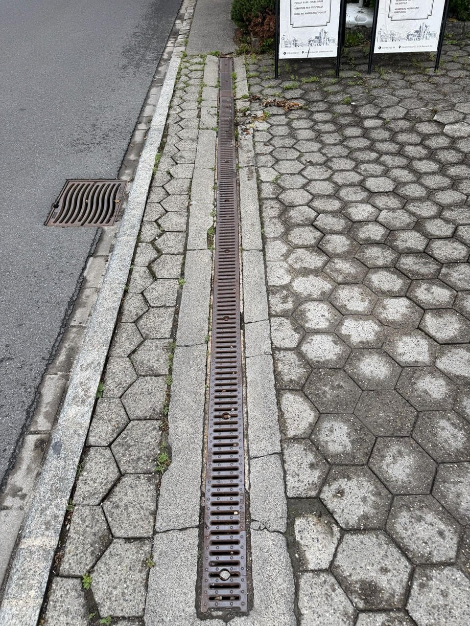 Parkrinne putzen und professionelle Parkplatz Reinigung in Wohlen, Baden Aargau